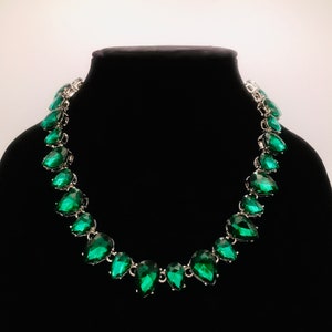 Collar verde esmeralda: gargantilla de elegancia victoriana / collar minimalista deslumbrante