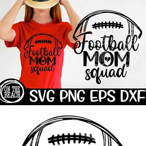 Op de afbeelding: Zwart-wit grafisch ontwerp van een voetbal met de tekst "Football Mom Squad" en een hart in het woord "Mom".