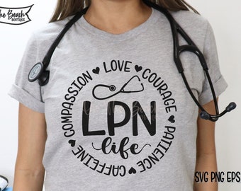 Könnte beinhalten: Ein graues T-Shirt mit einem schwarzen Kreisdesign, das den Text "LPN life" zeigt, umgeben von den Wörtern "Compassion", "Love", "Courage", "Patience" und "Caffeine". Ein Stethoskop ist um den Hals der Person sichtbar, die das Shirt trägt.