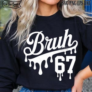 K&ouml;nnte beinhalten: Schwarzes Sweatshirt mit dem Wort "Bruh" in wei&szlig;er, stilisierter Schrift mit Tropfeffekt und der Zahl "67" darunter. Das Sweatshirt hat einen Rundhalsausschnitt und lange &Auml;rmel. Der Text "On The Beach Boutique" befindet sich oben links.