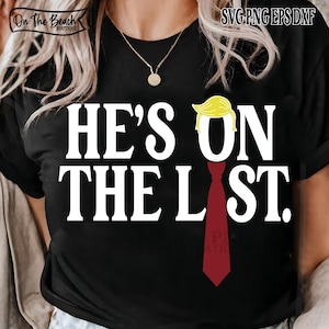Może przedstawiać: Czarny t-shirt z napisem "HE'S ON THE L ST." w białych literach. Projekt zawiera grafikę blond włosów i czerwoną krawat. Koszulka ma również napis "On The Beach Boutique" i "SVG PNG EPS DXF".