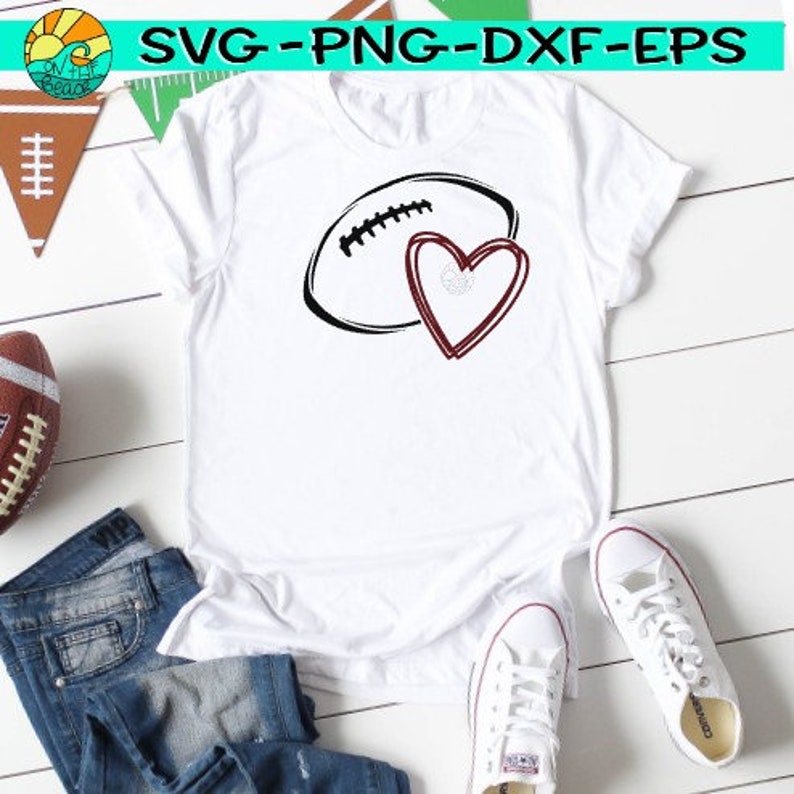 K&ouml;nnte beinhalten: Ein wei&szlig;es T-Shirt mit einem schwarzen und roten Design aus einem Fu&szlig;ball und einem Herzen. Das Design ist im handgezeichneten Stil.