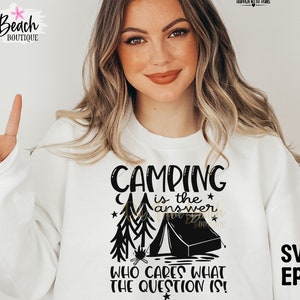 Könnte beinhalten: Ein weißes Sweatshirt mit schwarzem Text, der "Camping is the answer. Who cares what the question is!" lautet, mit einer schwarzen Silhouette eines Zeltes, eines Lagerfeuers und Kiefern.