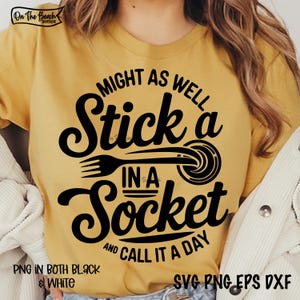 Puede incluir: Una camiseta amarilla con texto negro que dice "Might as well stick a fork in a socket and call it a day".