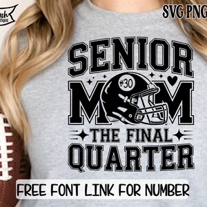 May include: A light gray t-shirt with a black graphic that reads "SENIOR MOM" with a football helmet and the text "THE FINAL QUARTER." A football is held in the left side of the image. The text "FREE FONT LINK FOR NUMBER" is at the bottom.