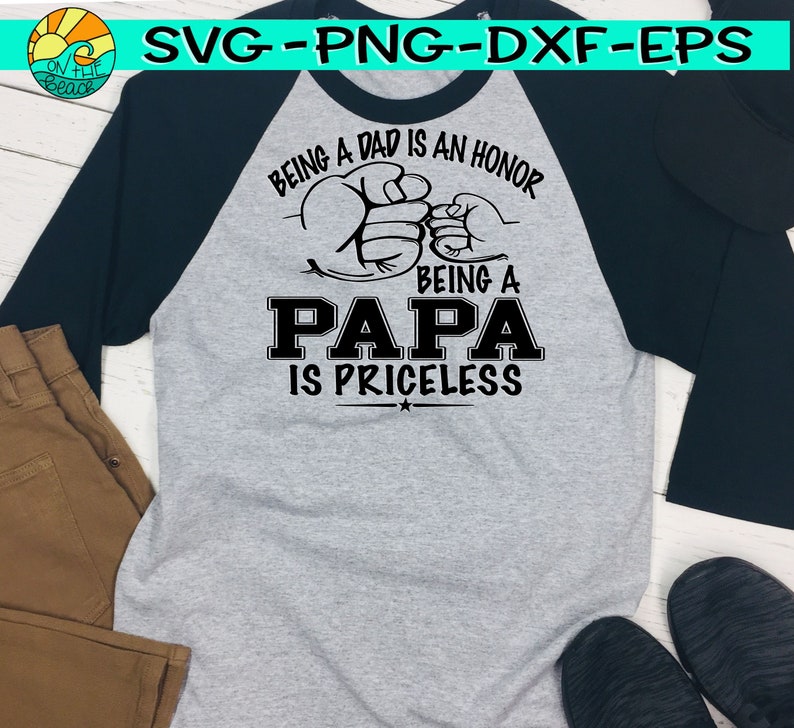 Puede incluir: Una camiseta de b&eacute;isbol gris y negra con el texto "Ser padre es un honor, ser pap&aacute; no tiene precio" y un gr&aacute;fico de dos manos entrelazadas.