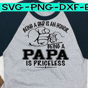 Puede incluir: Una camiseta de b&eacute;isbol gris y negra con el texto "Ser padre es un honor, Ser pap&aacute; no tiene precio" y dos pu&ntilde;os chocando.
