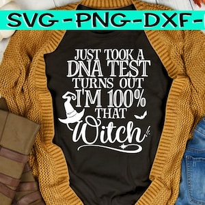Puede incluir: Camiseta negra con el texto blanco "JUST TOOK A DNA TEST TURNS OUT I'M 100% THAT Witch". La camiseta se combina con una rebeca color mostaza, botas marrones y vaqueros azules. La imagen también incluye el texto "SVG-PNG-DXF-EPS".