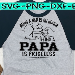Puede incluir: Una camiseta de b&eacute;isbol gris y negra con el texto "Ser padre es un honor, Ser pap&aacute; no tiene precio" y dos pu&ntilde;os chocando.
