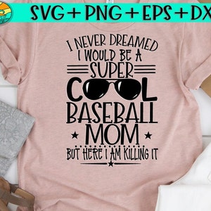 Puede incluir: Una camiseta rosa con texto negro que dice "Nunca soñé con ser una súper cool mamá de béisbol, pero aquí estoy y lo estoy matando". El texto está rodeado de estrellas y tres líneas horizontales. La palabra "súper" está en mayúsculas y la palabra "cool" tiene gafas de sol sobre la "O".