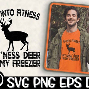Può includere: Un design digitale che presenta la silhouette di un cervo con il testo "I'm into fitness, fit'ness deer in my freezer" in un font usurato. Il design è su uno sfondo bianco con un logo in basso che dice "On the Beach".