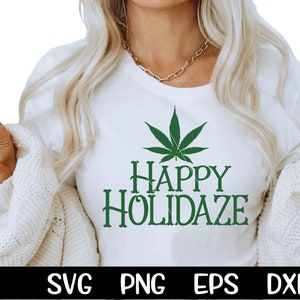 Puede incluir: Camiseta blanca con un gráfico de hoja de cannabis verde y las palabras "Happy Holidaze". La imagen también incluye una bola de discoteca y el texto "SVG PNG EPS DXF."