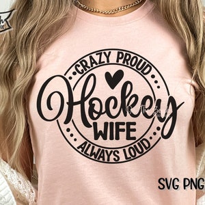 Esposa de Hóquei, Esposa de Hóquei Svg, Louco Orgulhoso, Sempre Alto, Hóquei, Sublimação de Hóquei, Design de Camisa de Esposa de Hóquei, Crazy Svg, Hóquei Png, Cricut