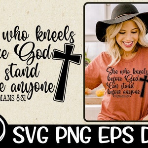 以下が含まれることがあります： 「She who kneels before God can stand before anyone Romans 8:31」というテキストと十字架が描かれた白黒のグラフィックデザイン。グラフィックは薄い茶色の背景の上にあります。