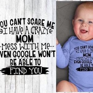 以下が含まれることがあります： 「You can't scare me, I have a crazy mom... Mess with me... Even Google won't be able to find you」と書かれた黒い文字が入った、水色のベビーボディスーツ。画像には、SVG、PNG、EPS、DXFファイルも表示されています。