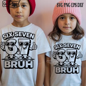 Könnte beinhalten: Zwei Kinder tragen weiße T-Shirts mit einem schwarzen Grafikdesign. Das Design zeigt den Text "SIX SEVEN BRUH" mit Cartoon-Figuren einer Sechs und einer Sieben mit Sonnenbrille. Ein Kind trägt eine rote Mütze, das andere eine rosa Mütze.