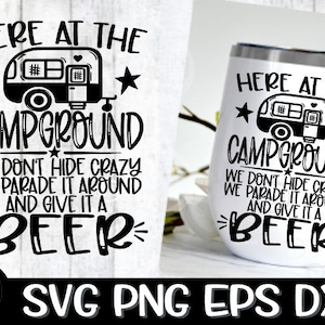 Aquí en el campamento Svg, Balde de campamento Svg, Balde de campamento Svg, Balde de fogata Svg, Camping, Camping Svg, Desfile, Loco, Cerveza Svg