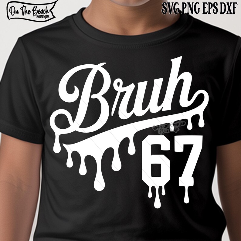 K&ouml;nnte beinhalten: Schwarzes T-Shirt mit dem Wort "Bruh" in wei&szlig;er, stilisierter Schrift mit Tropfeffekt und der Zahl "67" darunter. Das Shirt hat auch den Text "On The Beach Boutique" und "SVG PNG EPS DXF".
