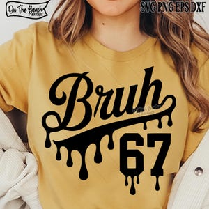 K&ouml;nnte beinhalten: Senfgelbes T-Shirt mit dem Wort "Bruh" in schwarzer, stilisierter Schrift mit Tropfeffekt und der Zahl "67" darunter. Das Shirt hat den Text "On The Beach Boutique" in der oberen linken Ecke.