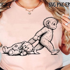 Könnte beinhalten: Schwarz-Weiß-Illustration eines Affen, der geht und einen Teddybären hält. Der Teddybär hat eine Schleife und einen Aufnäher. Das Bild enthält den Text "SVG PNG EPS DXF" und "On The Beach Boutique".