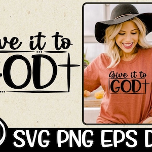 以下が含まれることがあります： 「Give it to GOD+」というテキストが白で縁取られた黒で書かれたデジタルデザイン。デザインは、人が着ているTシャツに表示されています。デザインは、白い背景に「On the Beach」と書かれた円形のロゴと共に表示されています。画像の下部には「SVG PNG EPS DXF」というテキストも表示されています。