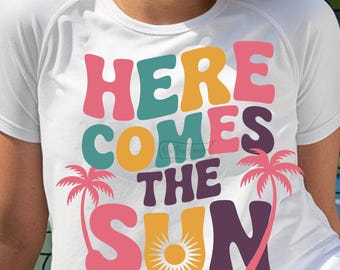 Aquí viene el sol SVG PNG Verano Retro Verano Svg Png Vacaciones Svg Playa Svg Verano Diseños de sublimación Archivo de corte Cricut Palmera Sol