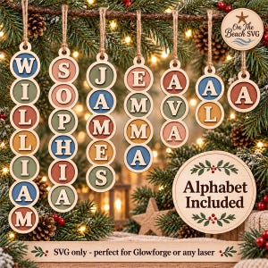 Può includere: Un set di ornamenti verticali in legno con segmenti circolari contenenti lettere in blu, rosso, verde e arancione. Gli ornamenti compongono nomi come William, Sophia, James, Emma, Ava e Al. Un cartello circolare riporta la scritta Alphabet Included.