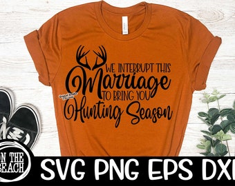 Pode incluir: Camiseta laranja com texto preto que diz "We interrupt this marriage to bring you hunting season". O texto está em uma fonte cursiva e inclui uma imagem estilizada de chifres.