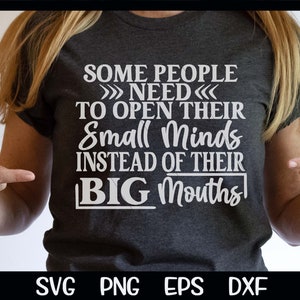 Vissa människor behöver öppna sina små sinnen istället för sina stora munnar Svg roligt talesätt Svg Png rolig klippning klippfil PNG sublimering Sassy