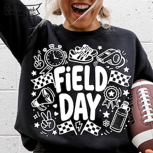 K&ouml;nnte beinhalten: Schwarzes Sweatshirt mit wei&szlig;en Grafikelementen, darunter eine Stoppuhr, Turnschuhe, eine Trillerpfeife, karierte Flaggen und die Worte "FIELD DAY". Ein brauner Football wird im Bild gehalten.