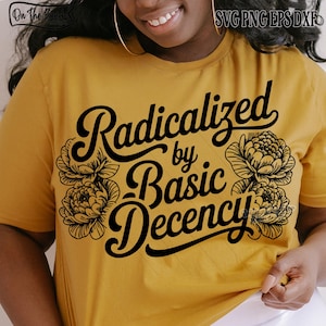 Könnte beinhalten: Senfgelbes T-Shirt mit dem schwarzen Schriftzug "Radicalized by Basic Decency" in einer kursiven Schriftart. Das Design beinhaltet florale Illustrationen. Ein lässiges Kleidungsstück.