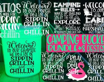Può includere: Un set di otto disegni a tema campeggio che includono un secchio con il testo "Welcome to our campsite we do a lot of sippin grillin and chillin". I disegni sono perfetti per creare decorazioni personalizzate per secchi da campeggio.