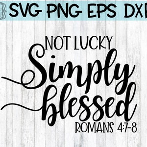 Może przedstawiać: Czarno-biały projekt typograficzny z tekstem "Not Lucky Simply Blessed Romans 4:7-8" na białym drewnianym tle.