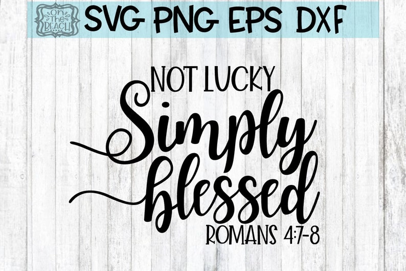 Może przedstawiać: Czarno-biały projekt typograficzny z tekstem "Not Lucky Simply Blessed Romans 4:7-8" na białym drewnianym tle.