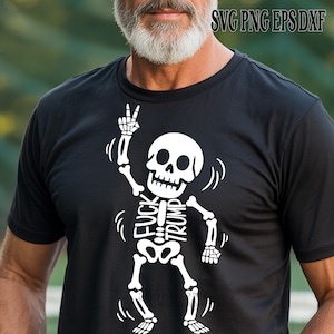Op de afbeelding: Zwart t-shirt met een wit skeletontwerp. Het skelet maakt een vredesteken en heeft de woorden "FUCK TRUMP" op zijn torso. Het shirt heeft ook de tekst "SVG PNG EPS DXF" in de rechterbovenhoek.