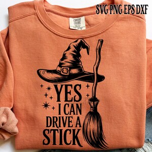 Può includere: Felpa Comfort Colors arancione con grafica nera di cappello da strega, scopa e la scritta "YES I CAN DRIVE A STICK". Perfetta per Halloween.