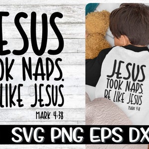 Op de afbeelding: Een wit en zwart baseball-shirt met de tekst "JESUS TOOK NAPS. BE LIKE JESUS MARK 4:38" gedrukt op de achterkant. Het shirt wordt gedragen door een kind dat slaapt op een bed.
