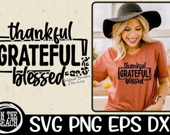 以下が含まれることがあります： 「thankful, grateful, blessed」の文字が黒の太字で書かれた、錆色のTシャツ。デザインは長方形のフレームに入っています。画像には、Tシャツを着た女性と黒い帽子も含まれています。