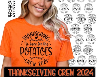 以下が含まれることがあります： 「THANKSGIVING I'm here for the POTATOES CREW 2024」という黒い文字が装飾的なドットや模様に囲まれてプリントされたオレンジ色のTシャツ。画像には、他にも19種類の感謝祭をテーマにした円形のデザインコレクションが表示されています。