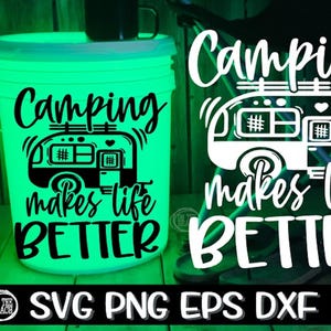 Può includere: Un secchio bianco con una grafica nera di un camper e il testo "Camping makes life better". Il secchio brilla di verde.