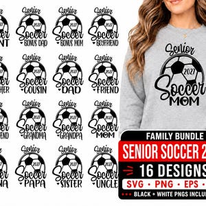 Op de afbeelding: Een digitaal ontwerppakket met zestien zwarte grafische prints van een voetbal met de tekst Senior Soccer 2027 en diverse familietitels zoals Aunt, Dad en Mom, getoond naast een grijs sweatshirt met de opdruk Senior Soccer Mom.