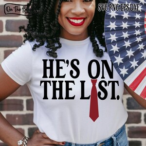 Puede incluir: Camiseta blanca con el texto "HE'S ON THE LIST" en negro, con un gráfico de corbata roja. La imagen también incluye un abanico con un diseño de bandera estadounidense y el texto "SVG PNG EPS DXF".