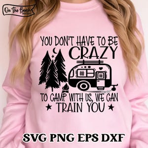 No tienes que estar loco para acampar con nosotros. Podemos entrenarte. Camping loco. Svg. Camping Png. Amigos de camping. Svg. Sublimación. Descargar. Corte.