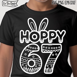 Könnte beinhalten: Schwarzes T-Shirt mit weißer Grafik "Hoppy 67" mit Hasenohren über dem Wort "Hoppy". Die Zahlen 6 und 7 sind mit Mustern verziert. Der Text "SVG PNG EPS DXF" befindet sich oben.