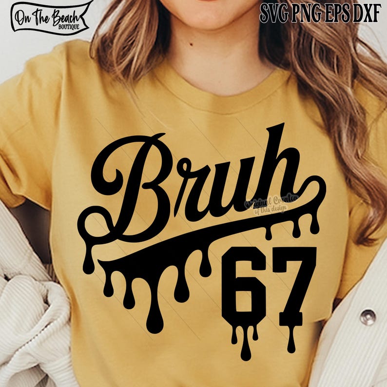 K&ouml;nnte beinhalten: Senfgelbes T-Shirt mit dem Wort "Bruh" in schwarzer, stilisierter Schrift, mit tropfenden Akzenten und der Zahl "67" darunter. Das Shirt hat den Text "On The Beach Boutique" oben links.