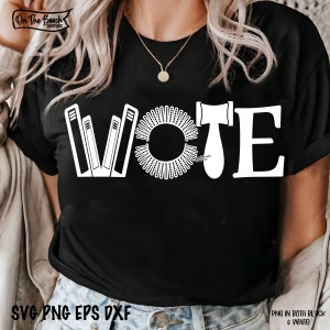 以下が含まれることがあります： 黒いTシャツに、「VOTE」という白いグラフィックデザインが施されています。文字は、本、円、ハンマーで構成されています。画像の下部には「SVG PNG EPS DXF」というテキストがあります。画像の右下には「PNG IN BOTH BLACK & WHITE」というテキストがあります。