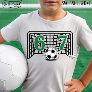 Fotboll 67 SVG PNG Rolig Six Seven Meme Viral Citat Gen Z TikTok Skärfil Cricut Sublimering Nedladdning DTF Fotbollsmål Pojke Barnskjorta