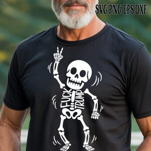 Könnte beinhalten: Schwarzes T-Shirt mit einem weißen Skelett-Design. Das Skelett zeigt das Friedenszeichen und trägt die Worte "FUCK TRUMP" auf seinem Torso. Der Text "SVG PNG EPS DXF" befindet sich in der oberen rechten Ecke.