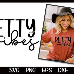 Könnte beinhalten: Ein digitales Design mit dem Text "PETTY vibes" in einer handschriftlichen Schriftart. Das Design ist auf einem roten T-Shirt zu sehen, das von einer Person mit langen braunen Haaren und einem schwarzen Hut getragen wird.