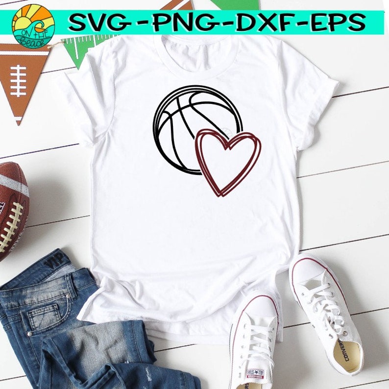K&ouml;nnte beinhalten: Ein wei&szlig;es T-Shirt mit einem schwarzen Basketball und einem roten Herzdesign. Der Basketball hat einen schwarzen Umriss und ein wei&szlig;es Inneres mit schwarzen Linien. Das Herz ist rot mit einem schwarzen Umriss.